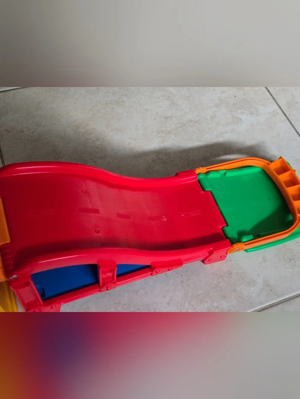 2010 Fisher Price Little People Wheelies Rev'n Sounds Race Track with 4 Wheelies